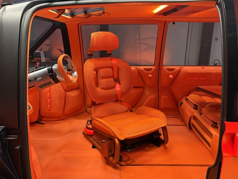 Le siège du conducteur pivote.