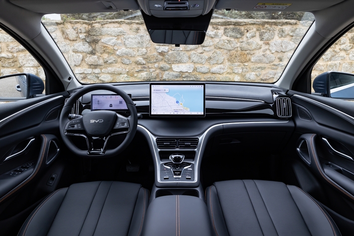 Le design est classique, moins « chic » qu’à bord du grand frère Seal U. Les plastiques gris imitant maladroitement l’alu rappellent certains Coréens d’il y a quinze ans, mais le mobilier est solide et qualitatif, avec un matériau souple sur les parties hautes et à l’aspect mat en bas. L’habitacle est également proposé dans une teinte beige moins austère.