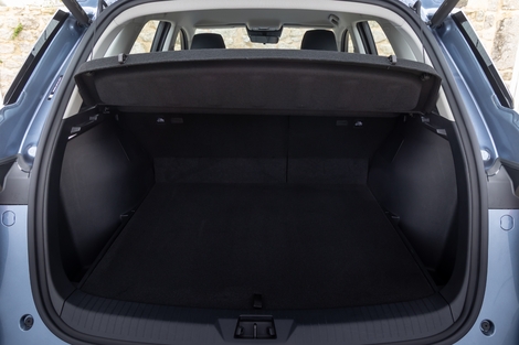 Comme sur une électrique, la batterie est située sous l’habitacle, au profit du coffre. Cela dit, ses rivaux de taille voisine proposent plus de volume. Les dossiers se rabattent dans le prolongement du plancher et du seuil.