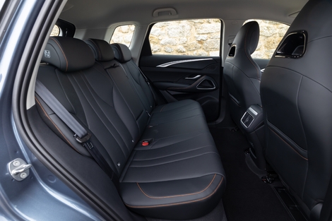 Si le plancher plat augure du confort au milieu, le dossier y est dur, et l’habitacle trop étroit pour trois. Mais il y a de la place pour les jambes et au-dessus de la tête. 