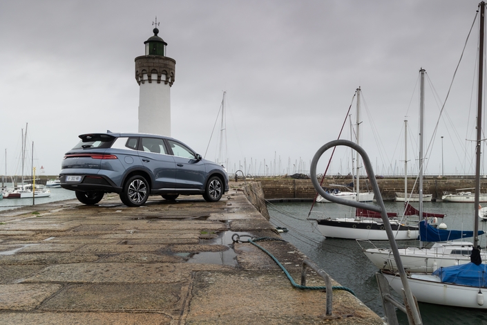 Avec ses 4,74 m de long, le Sealion 5 DM-i concurrence à la fois un VW Tayron PHEV et son cousin Skoda Kodiaq mais pour le prix d’un « petit » Dacia Bigster à hybridation non rechargeable.