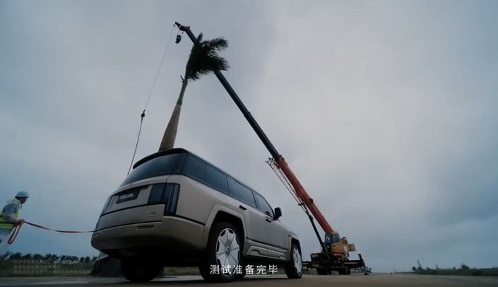 Oui, le YangWang U8 résiste aux palmiers