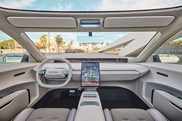 Le concept Vision O reprend l’idée de BMW de diffuser des infos sous le pare-brise, mais sur un écran panoramique, et non pas en les projetant. 