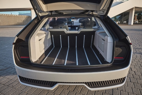 Le coffre propose 650 litres banquette en place et 1 700 litres dossiers rabattus. Joli !