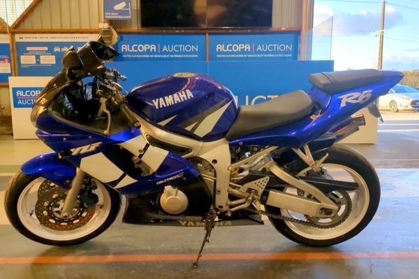 Yamaha YZF 600 cm3 R6 2002 (lot n° 37)