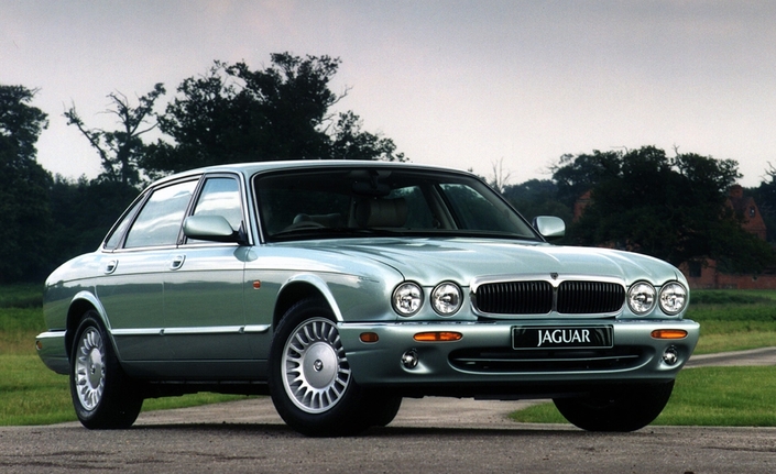 La ligne de la Jaguar XJ8 reste proche de celle de la XJ40, datant pourtant de 1986, sachant qu'elle était déjà sortie avec du retard... Mais ça lui profite plutôt !