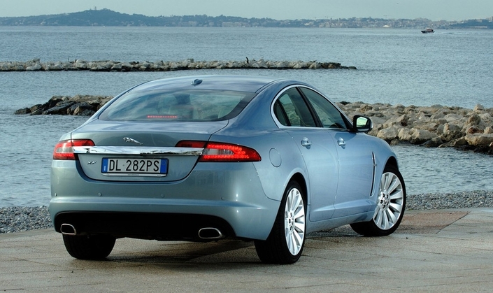 La poupe fuyante de la Jaguar XF, ici en 2008, cache un coffre spacieux de 500 l.