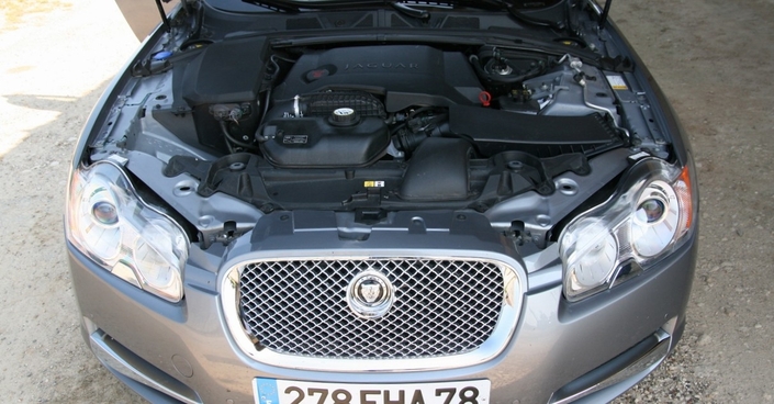 Si le V6 essence de la Jaguar XF s'équipe d'une distribution par chaîne, les diesel ont une courroie, censée durer 160 000 km ou 10 ans. Son remplacement est cher (1 200 € au bas mot) mais on a vu pire ailleurs.
