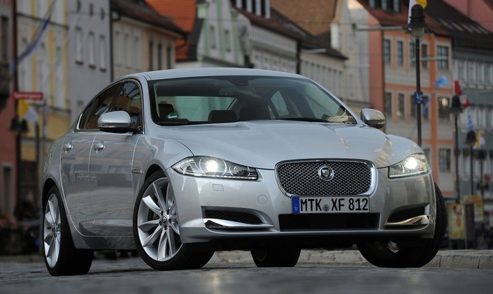 En 2012 apparaît la Jaguar XF restylée, dont les nouveaux projecteurs rappellent fortement le concept de 2007.