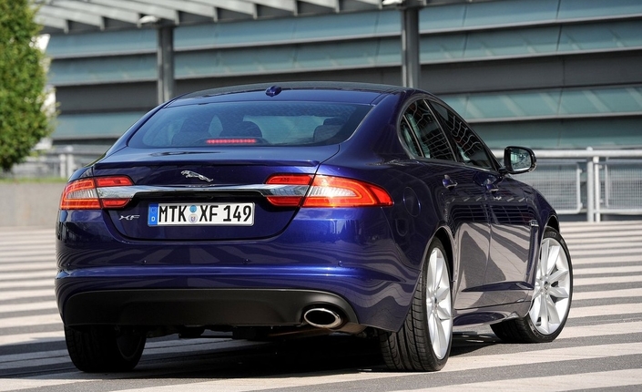 La poupe de la Jaguar XF évolue très peu en 2012, tout juste note-t-on des catadioptres supplémentaires et barre chromée redessinée.