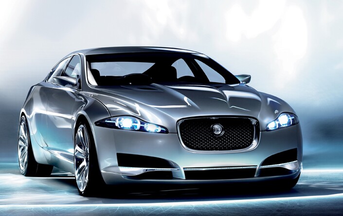 En 2007, le concept Jaguar C-XF annonce les lignes de la future XF, mais, étrangement, dans son évolution de 2012...