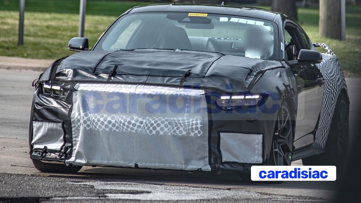 Mâchoire carrée pour la future Ford Mustang GT 500 qui dispose de tout un lot d’excroissances aérodynamiques. Sous son capot on trouvera un V8 suralimenté dont la puissance devrait être proche des 800 ch.
