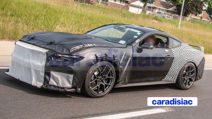 Ce prototype est proche de ce que sera le modèle de série, il est équipé de pneus de dimensions identiques à celles de la GT 500 de dernière génération. Les spécifications sont : 305/30ZR20 pour les roues avant et 315/30ZR20 pour les roues arrière.