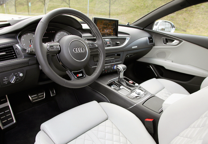 Très agréablement dessinée et impeccablement réalisée, la planche de bord de l'Audi S7, ici en 2012, est un modèle du genre.