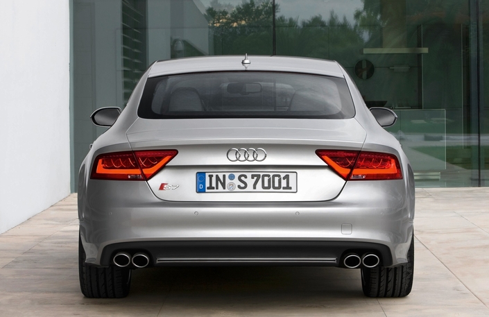 L'Audi S7 se distingue par son badge et ses quatre sorties d'échappement, trahissant la présence d'un moteur hors norme. Mais il manque un essuie-glace arrière.