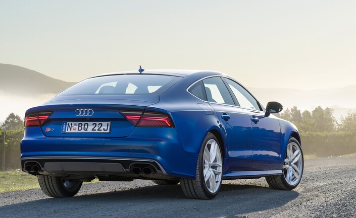 A l'arrière, les modifications apportées fin 2014 à l'Audi S7 demeurent très subtiles, touchant surtout à l'intérieur des feux.