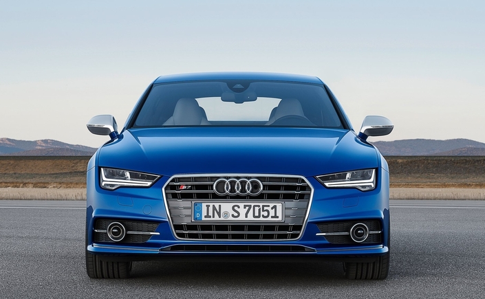 Notez comment les coins supérieurs de la calandre de l'Audi S7 s'adoucissent lors du restylage de 2014.