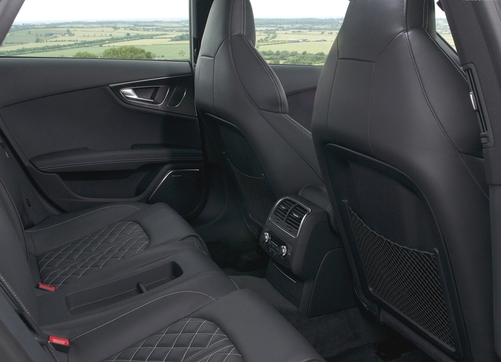 Belle habitabilité arrière pour l'Audi S7, mais attention, il n'y a que deux places.