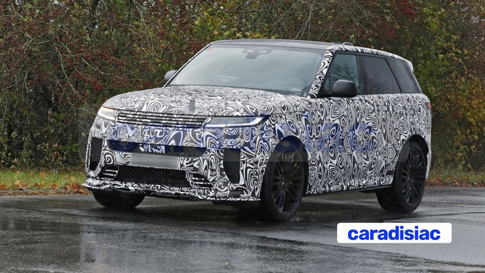 Ce ne sont que les premiers essais routiers du Range Rover Sport SV restylé puisque ce modèle ne devrait être en vente que vers la fin de l’année prochaine. Bien camouflé, le prototype photographié ne laisse apercevoir que de légères évolutions au niveau de la calandre et des boucliers.