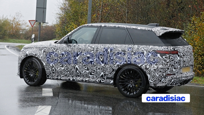 La troisième génération du Range Rover Sport dispose d’une large gamme de motorisations MHEV et PHEV, le modèle restylé devrait faire de même et la version SV la plus puissante devrait disposer du même V8 4.4 biturbo dont la puissance pourrait bénéficier d’une légère augmentation lors du lifting.