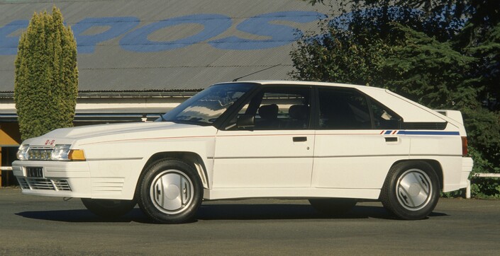 Evidemment, le museau allongé de 28 cm déséquilibre totalement la silhouette de la Citroën BX 4TC... et son comportement routier !