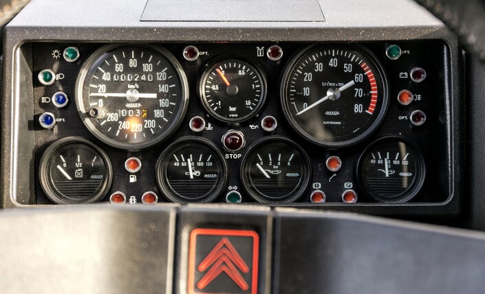 Même les instruments de la Citroën BX 4TC exhalent une forte odeur de bricolage...