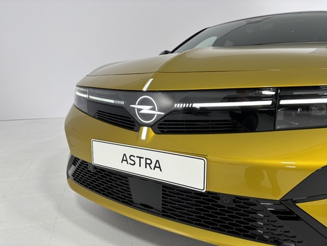 L’apparition de deux bandes LED en forme de croix constitue le gros du restylage. Le Logo lumineux est aussi une première pour la compacte.