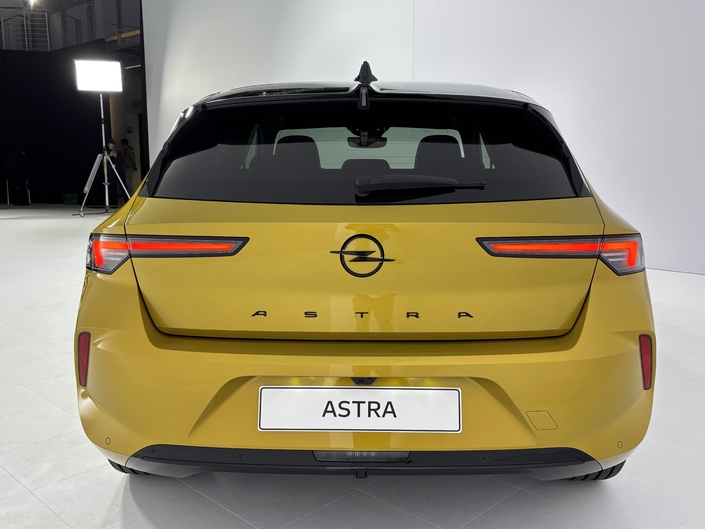 L’Astra électrique gagne quelques kilomètres. Son autonomie dépasse les 450 km. Elle reçoit enfin un préconditionnement pour optimiser la recharge.