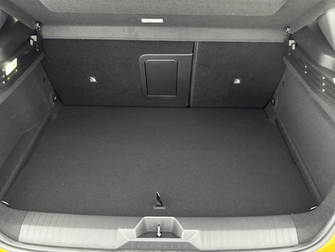 Le coffre cube 422 litres. Il est équipé d’un plancher modulable.