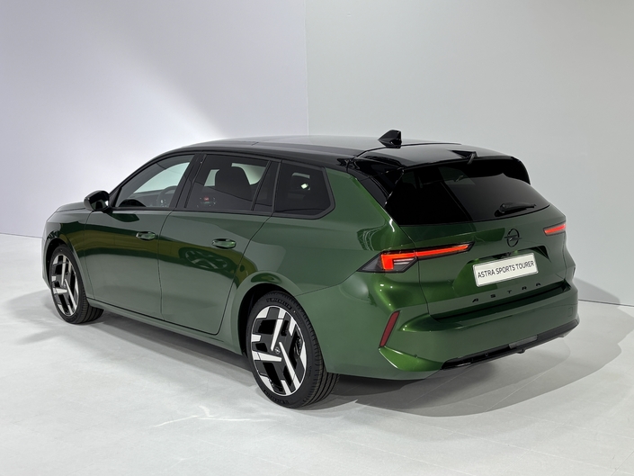 La variante break, appelée SportsTourer, est reconduite avec les mêmes évolutions. Elle est facturée environ 1 000 € de plus.