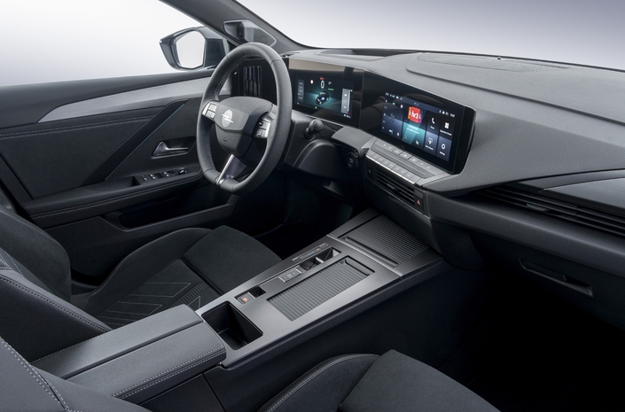 L’intérieur de l’Astra est toujours austère mais il présente bien. La qualité rehaussée gagne des plastiques satinés, du textile recyclé et de nouveaux sièges.