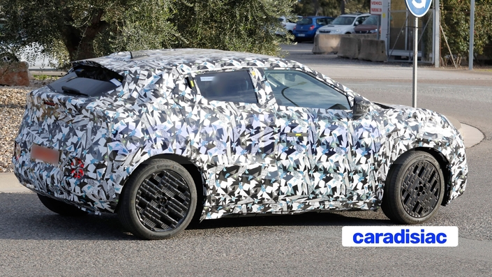 Pour son habitacle, le SUV Nissan Juke électrique devrait s’inspirer de celui du crossover Nissan Leaf qui lui sert de base. On voit sur ce prototype que les ouvrants du nouveau Juke sont munis de poignées affleurantes à l’avant et qu’il conserve à l’arrière des poignées dissimulées dans le montant de la vitre. Il dispose également de nouvelles jantes dotées d’un design très original.