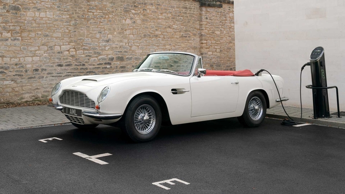 Splendide, cette Aston Martin DB6 Volante 1970! Mais son électrification choque nombre de puristes.