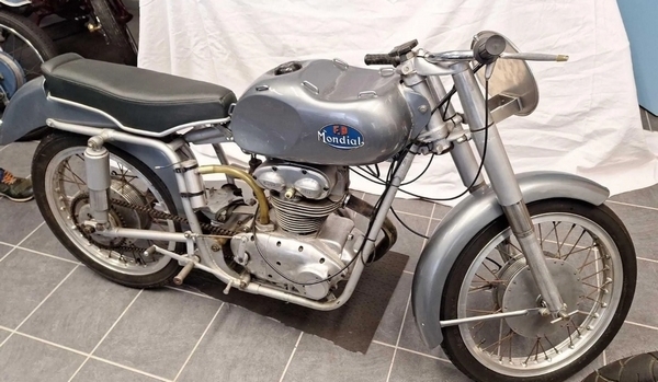 Mondial 200 cm3 "coursifiée"1954 (lot n° 42)