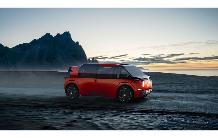 Architecure monocorps, motorisation électrique, et habitabilité optimale malgré un gabarit réduit : « ELO est un message fort qui porte notre vision de ce que doit être Citroën », commente Xavier Chardon.