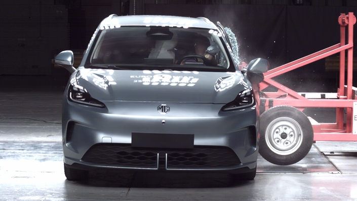 Voilà la nouvelle MG4 EV en très mauvaise posture (mais c’est pour la bonne cause dans le cadre des crash-tests de l’EuroNCAP).