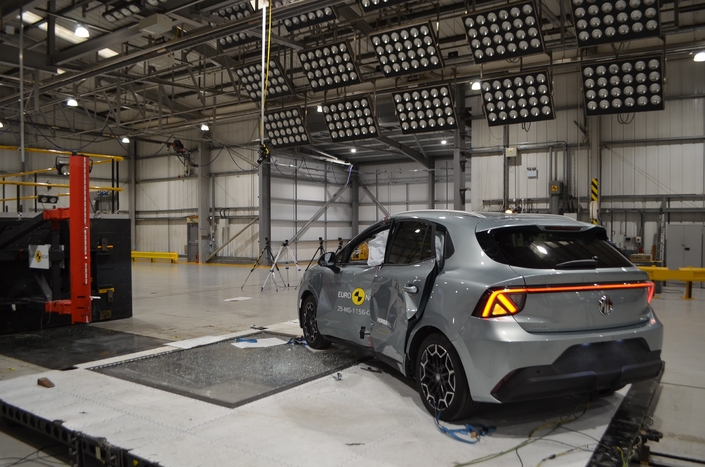 Et la voilà de trois quarts arrière, avec de « petites éraflures ».