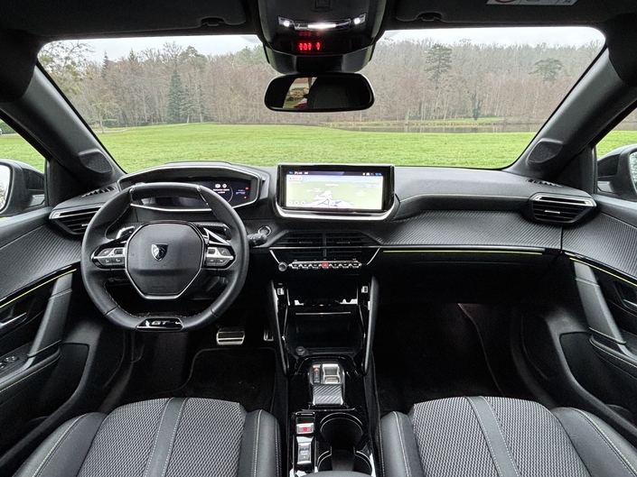 La présentation intérieure est classique pour une Peugeot avec le i-cockpit. Le dessin reste toujours aussi décalée. La qualité des matériaux est un peu supérieure à celle de la Clio.