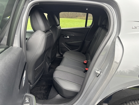 Plus petite, la 208 offre pourtant l'habitabilité arrière la plus généreuse.