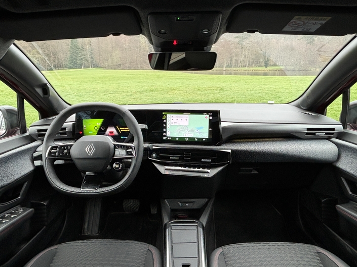 Changement radical à bord de la Clio. La citadine du losange bénéficie d'une présentation agréable et moderne. Dommage que le haut de la planche de bord soit en plastiques durs.