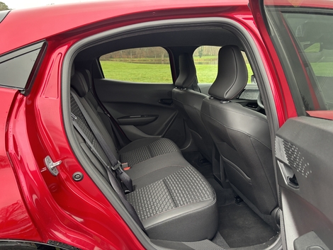 Les passagers ne seront pas mal installés à bord de la Clio, mais ils auront moins de place pour les jambes.