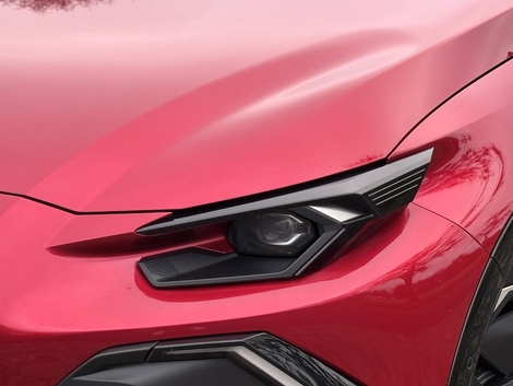 Les projecteurs proditent d'un design travaillé et ne disposent pas de glace, ce qui est très original.