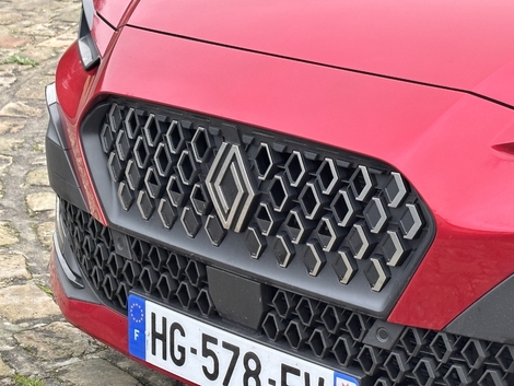 Les losanges sont partout au niveau de la calandre, qui tranche radicalement avec le reste des modèles Renault.