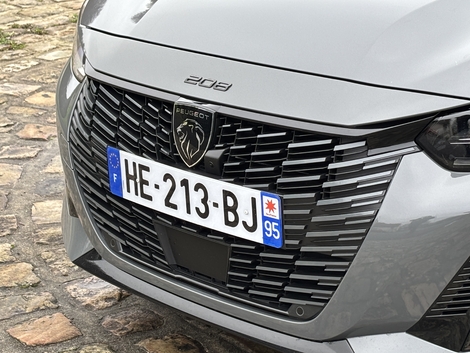 La calandre ton caisse est toujours aussi béante.