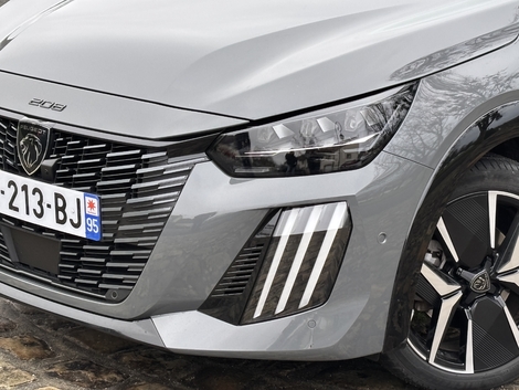 Les feux de jour en forme de griffes sont l'une des particularités des Peugeot actuelles.