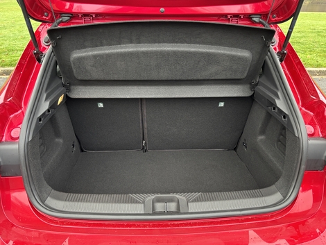 Ce n'est pas le cas avec la Clio dont la contenance du cofre est moins importante et hybride qu'en 100% thermique.