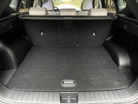 Le coffre bien dimensionné perd son double fond. Hyundai a tout de même laissé un minuscule rangement sous le plancher.