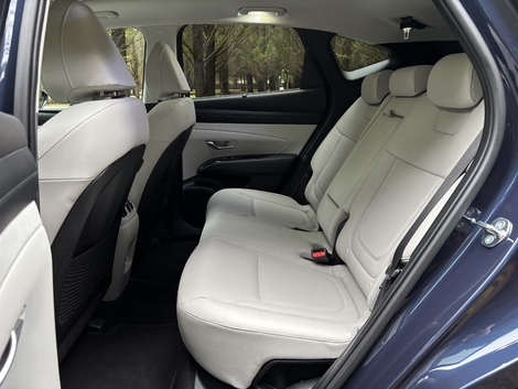 L'espace aux genoux est généreux. Le confort est renforcé par la présence de dossier inclinables.