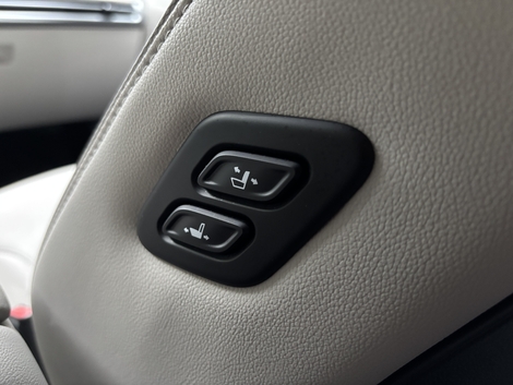 Ce réglage déporté sur le sièges avant facilite la modularité en fonction des usages.