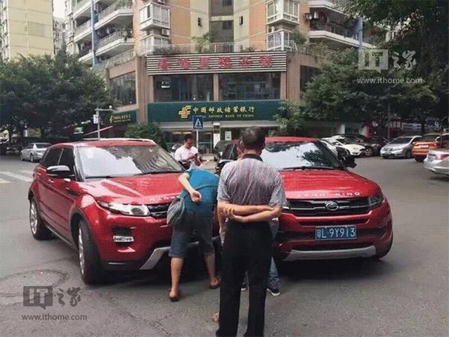 Insolite - Un accident entre un Range Rover Evoque et sa copie chinoise